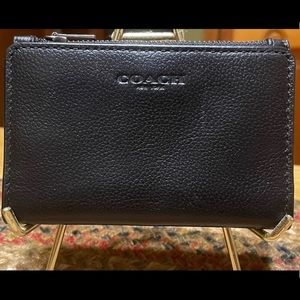 Coach Bifold Zip Card Case in Black - EUC!